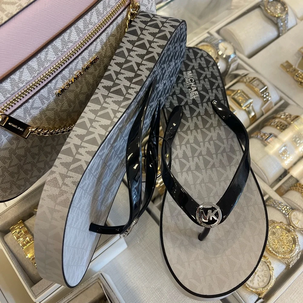 Michael Kors BEDFORD FLIP FLOP
PVC/OMBRE MK SIG
49R6BDFA1Q
Black 
NWT
Platforms - Picture 13 of 16